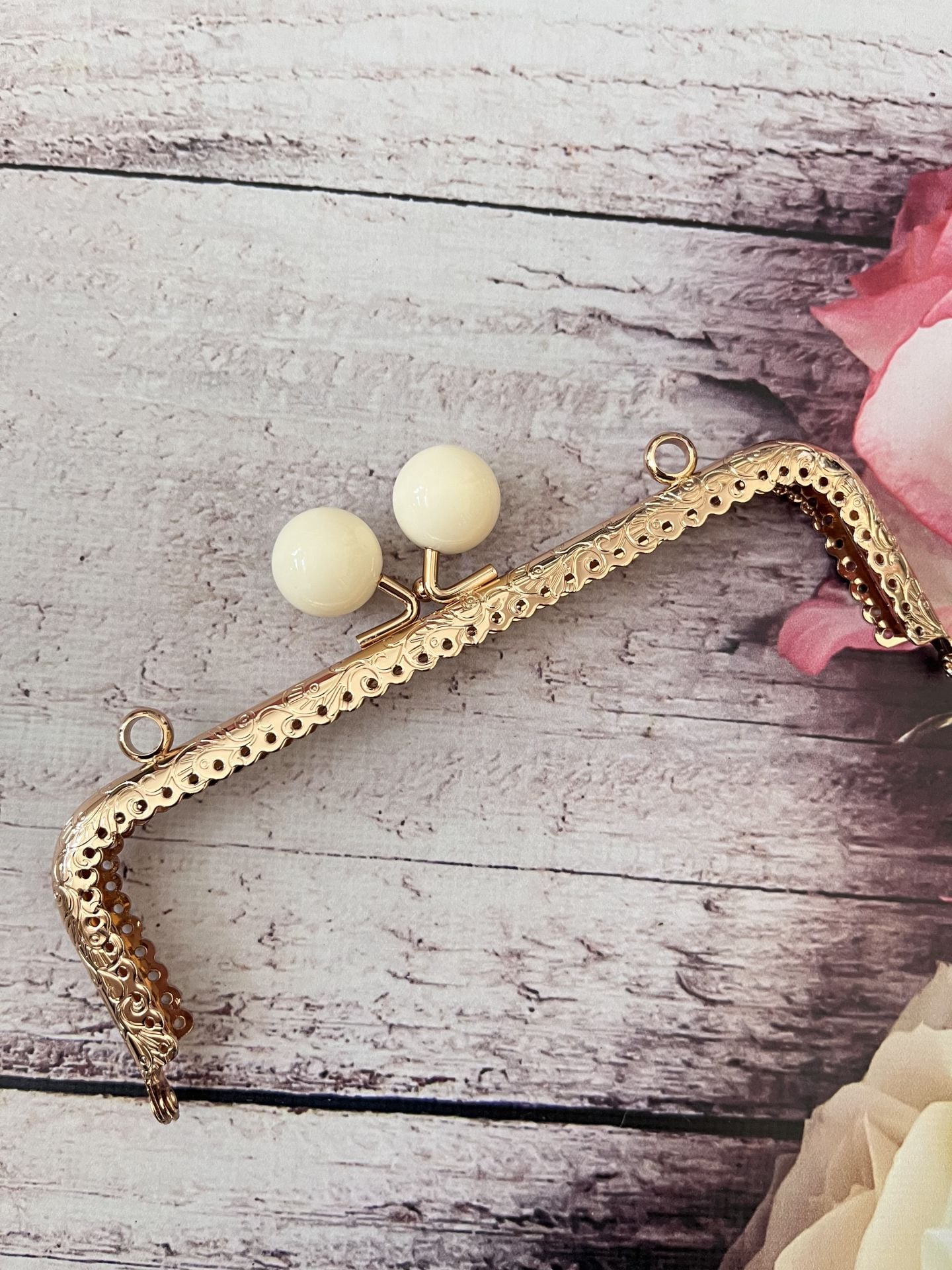 METAL İNCİLİ KARE ÇANTA KLİPSİ 16.5 CM GOLD EKRU