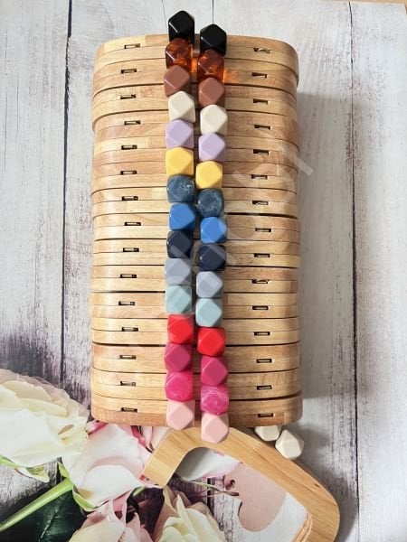 OVAL SİLİKON BONCUKLU MIKNATISLI AHŞAP BURS 22 CM