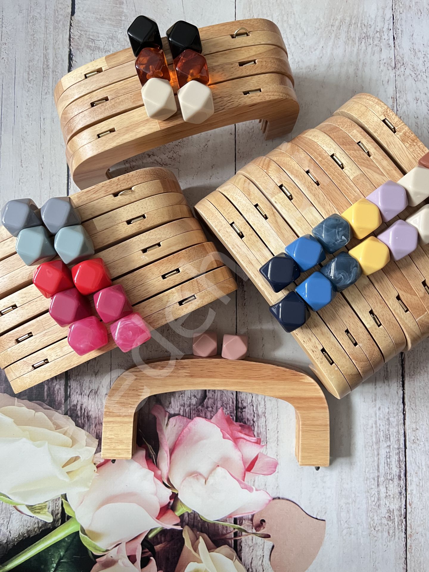 OVAL SİLİKON BONCUKLU MIKNATISLI AHŞAP BURS 22 CM