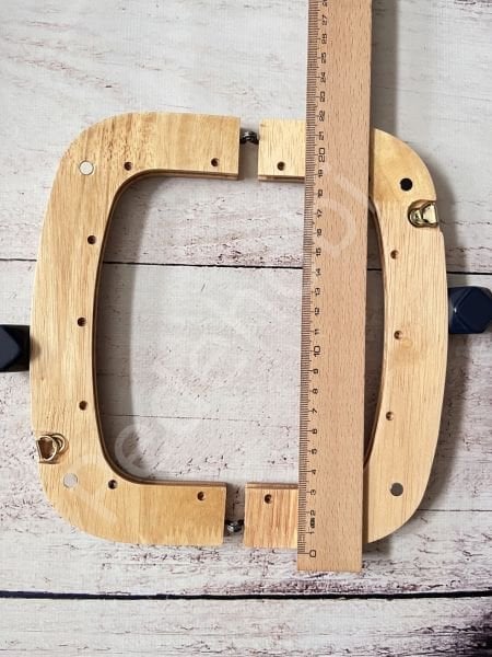 OVAL SİLİKON BONCUKLU MIKNATISLI AHŞAP BURS 22 CM
