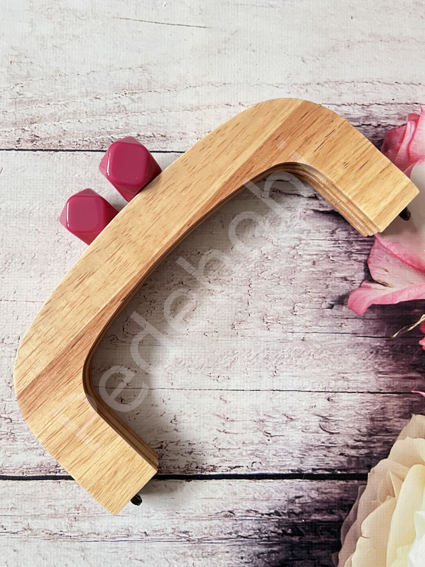 OVAL SİLİKON BONCUKLU MIKNATISLI AHŞAP BURS 22 CM fuşya