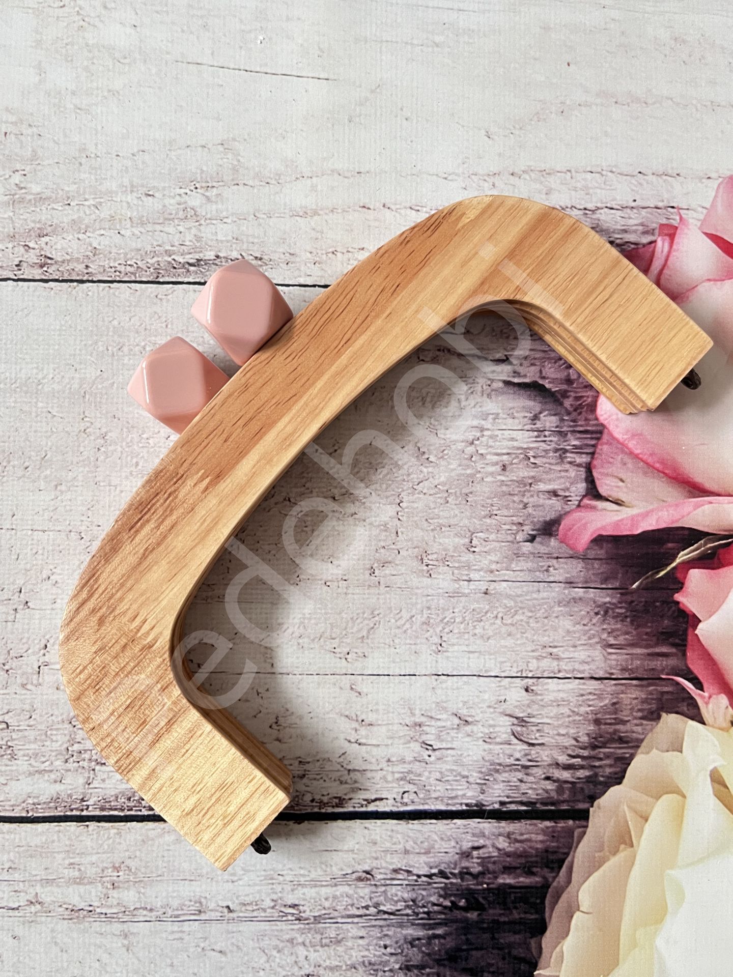OVAL SİLİKON BONCUKLU MIKNATISLI AHŞAP BURS 22 CM Pudra