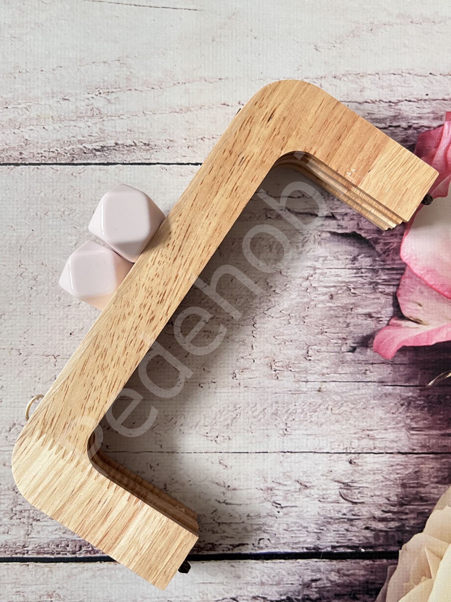 SİLİKON BONCUKLU MIKNATISLI AHŞAP BURS 20 CM M-20 KIRIK BEYAZ
