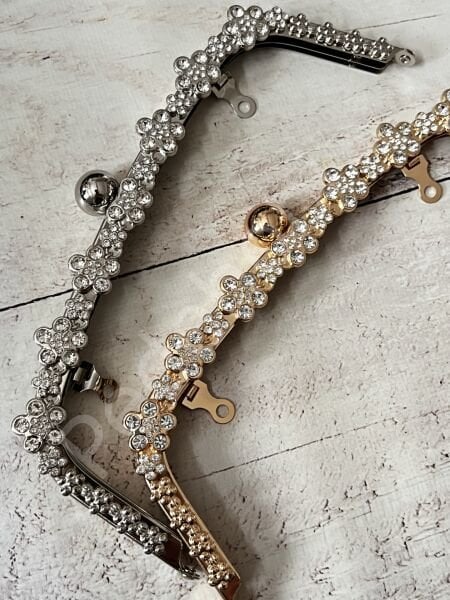 ÇİÇEKLİ VİDALI METAL ÇANTA KULPU M-43