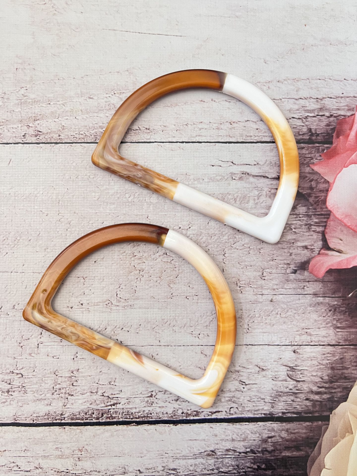 AHŞAP GÖRÜNÜMLÜ AKRİLİK ÇANTA SAPI D MODEL  13 CM