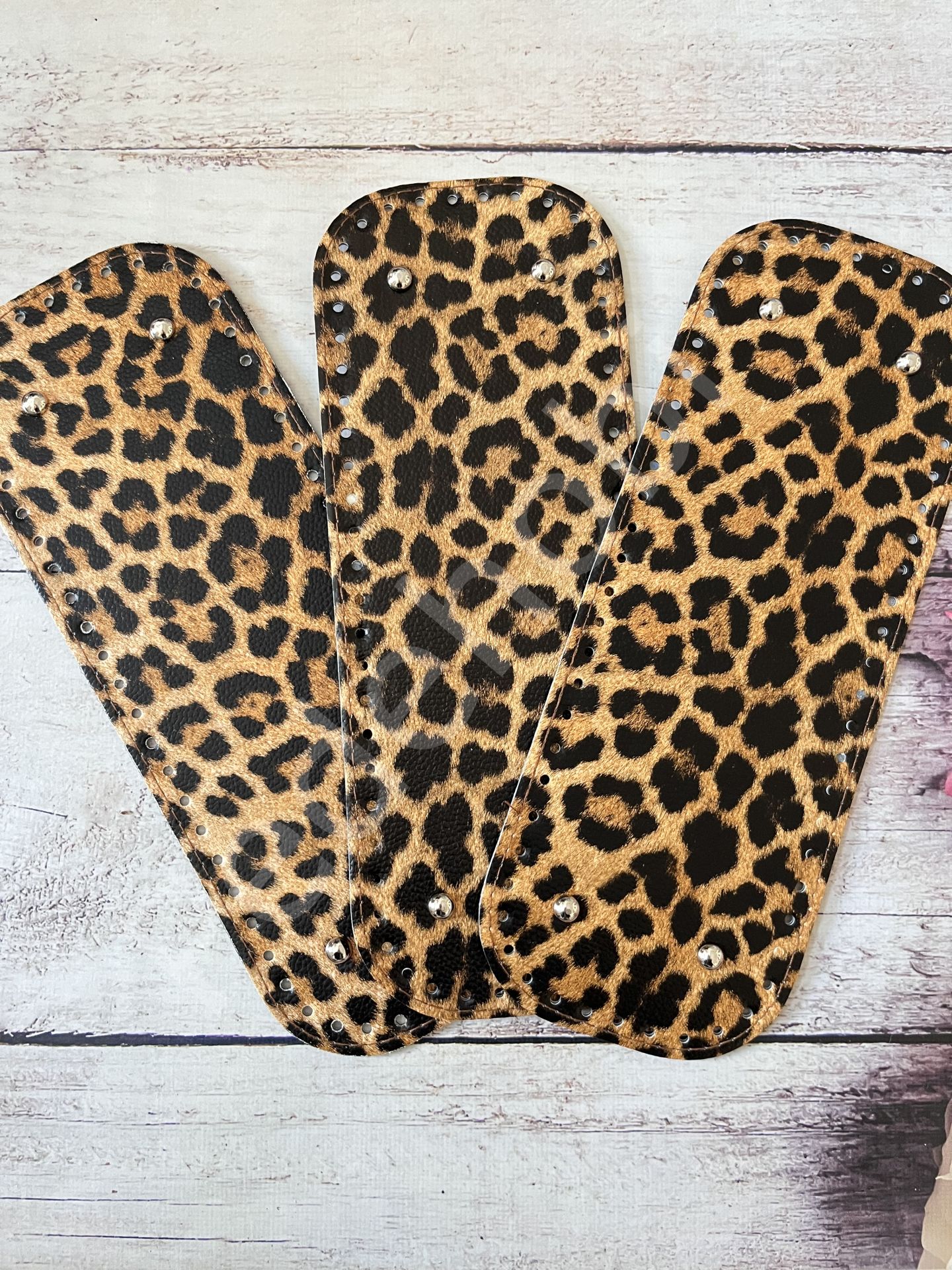 32 CM LEOPAR DESEN RİVETLİ DERİ TABAN