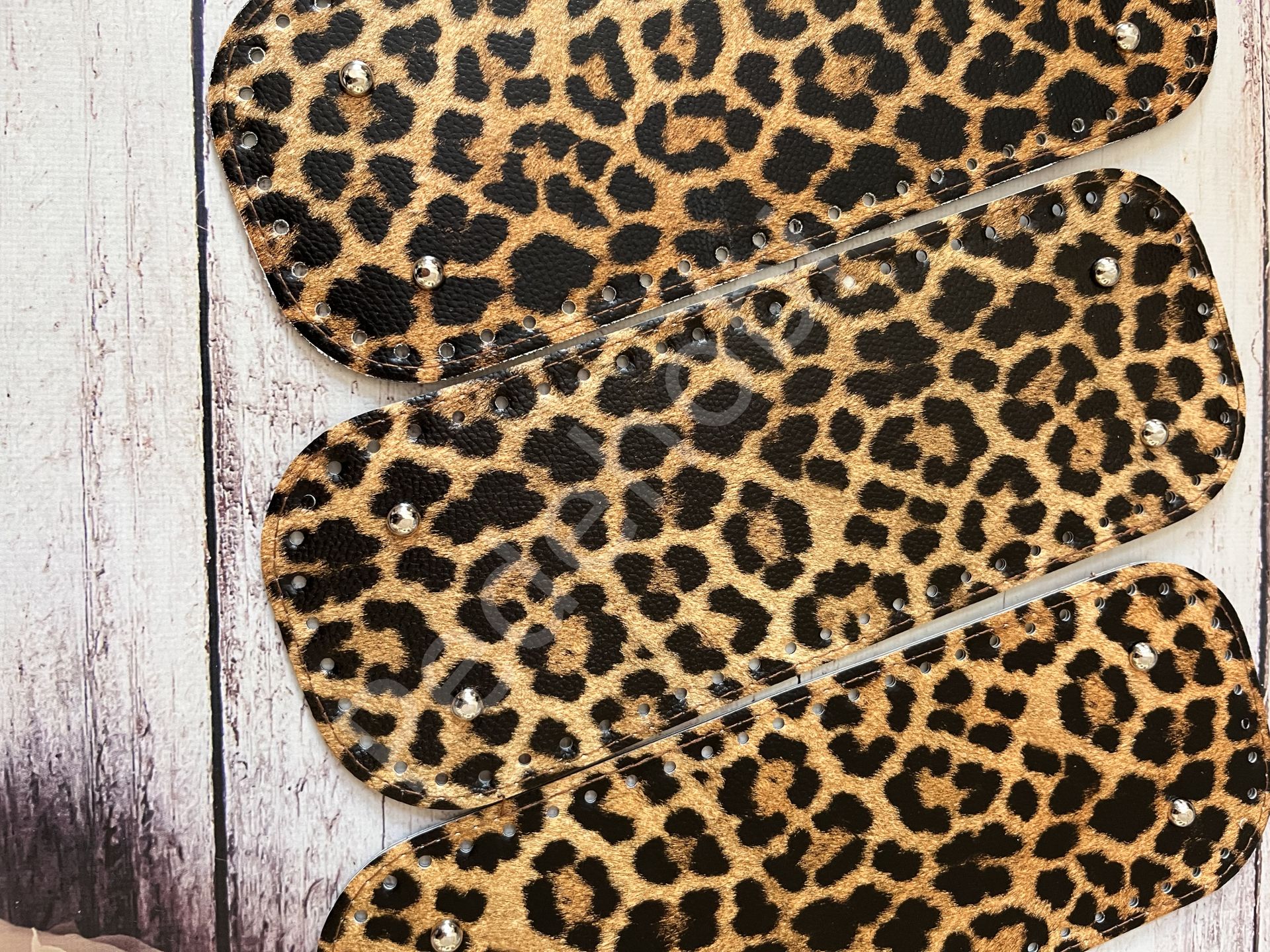 25 CM LEOPAR DESEN RİVETLİ DERİ TABAN