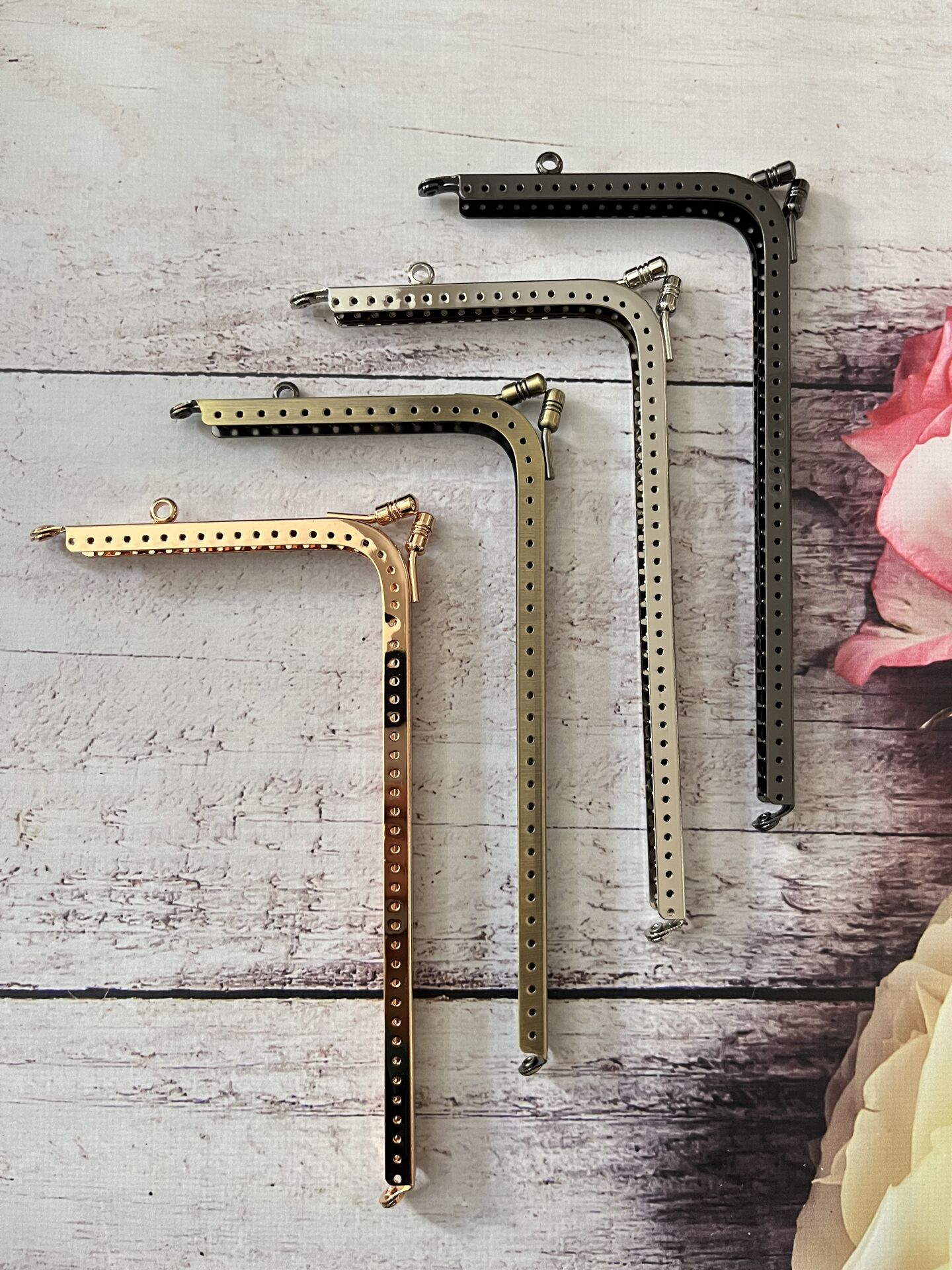 KENAR DELİKLİ TELEFON ÇANTASI BURSU 18.5 CM