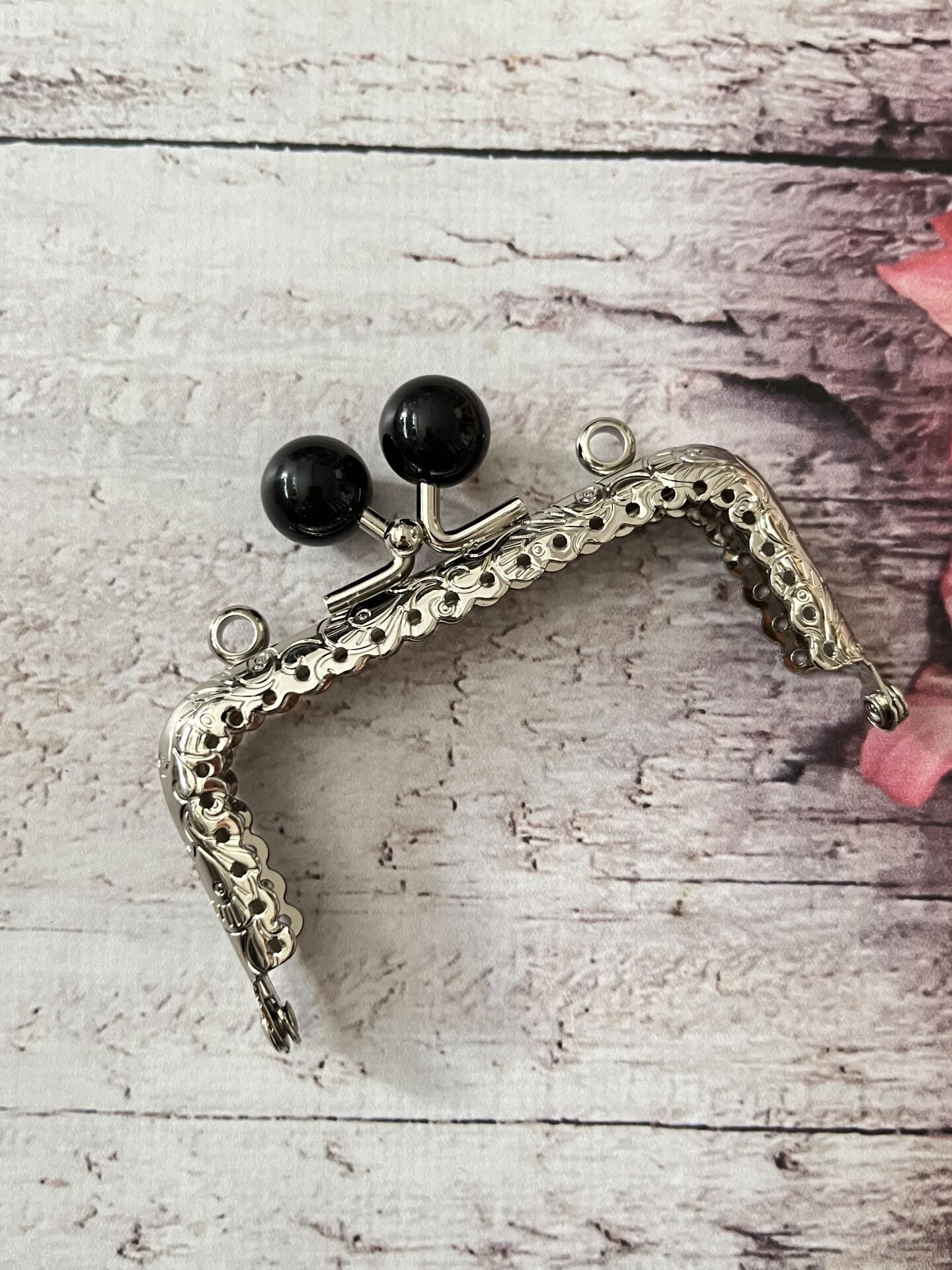METAL İNCİLİ KARE  CÜZDAN KLİPSİ 8.5 CM GÜMÜŞ SİYAH