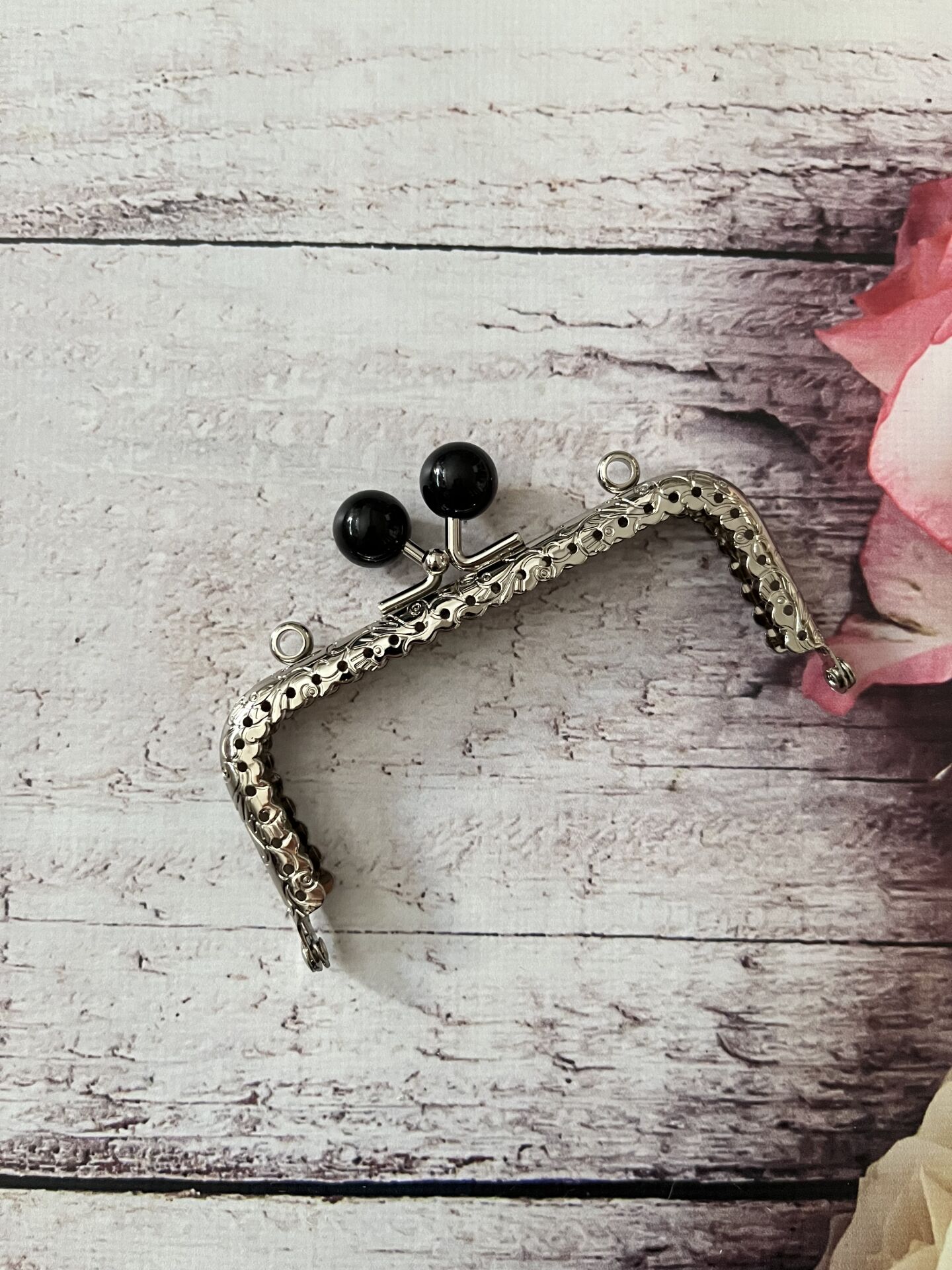 METAL İNCİLİ KARE  CÜZDAN KLİPSİ 10.5 CM GÜMÜŞ SİYAH