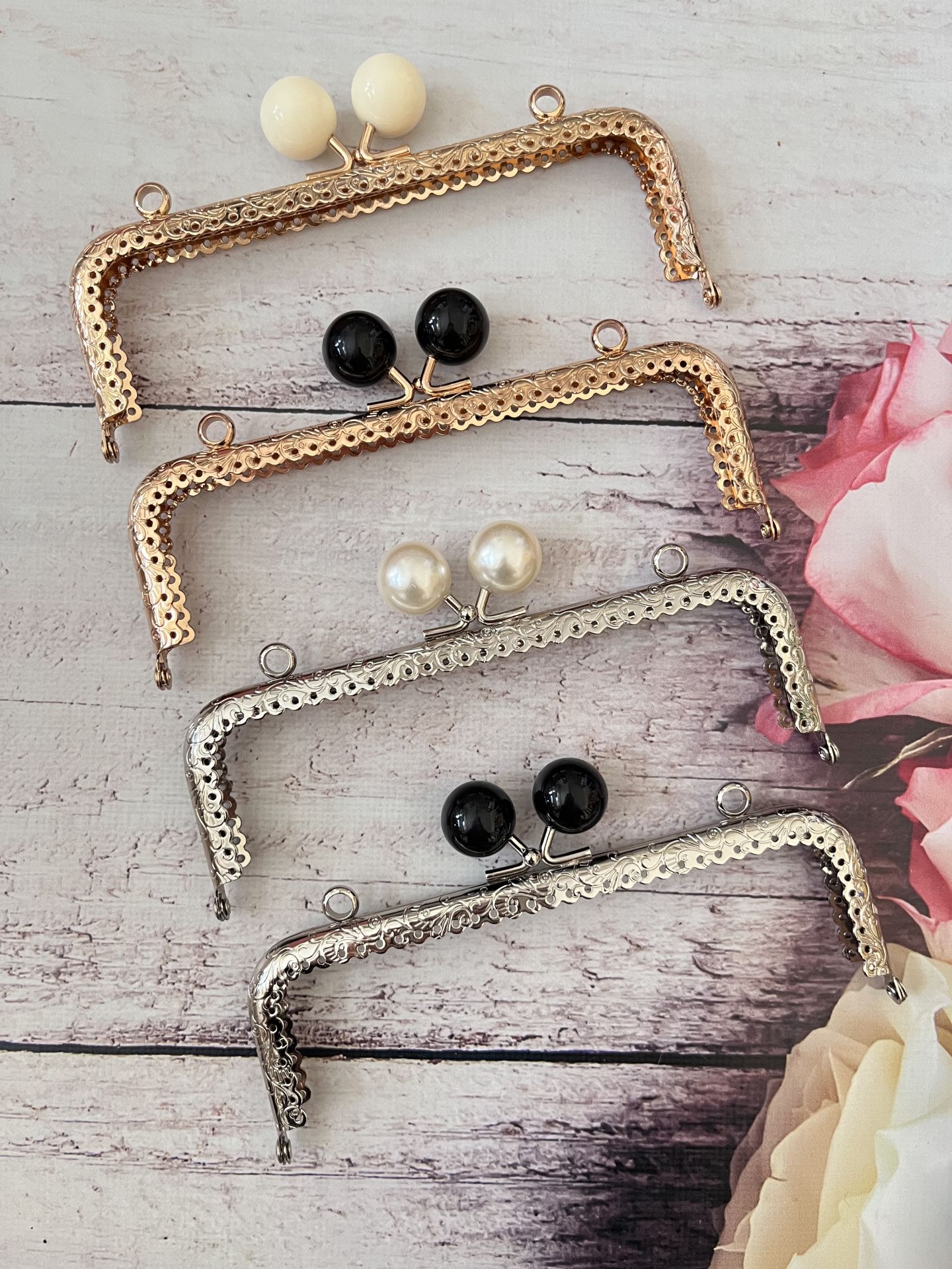 METAL İNCİLİ KARE ÇANTA KLİPSİ 16.5 CM