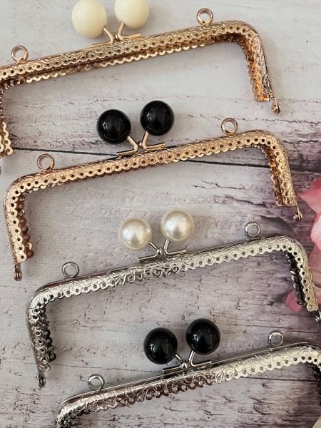 METAL İNCİLİ KARE ÇANTA KLİPSİ 16.5 CM