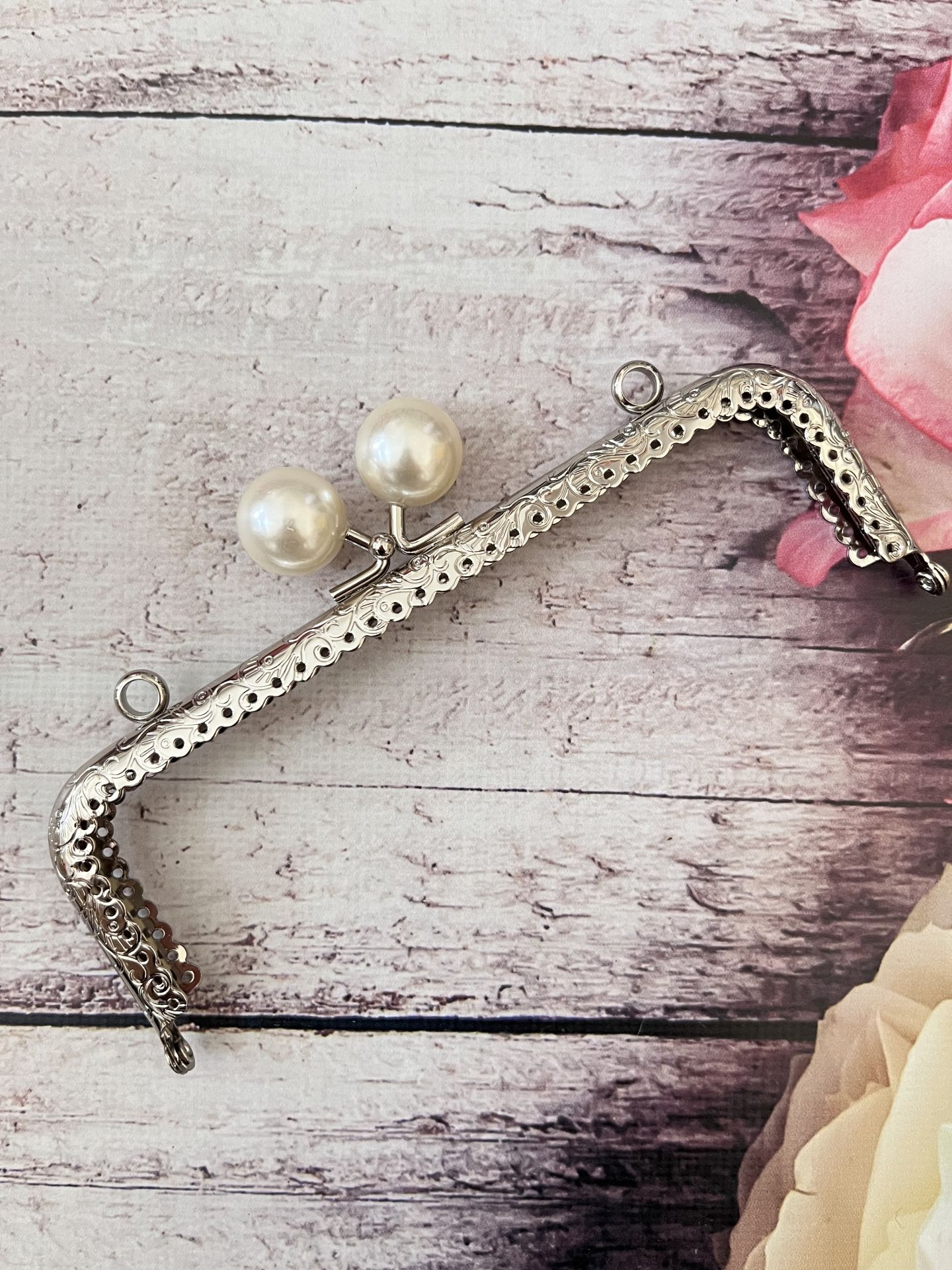 METAL İNCİLİ KARE ÇANTA KLİPSİ 16.5 CM GÜMÜŞ BEYAZ