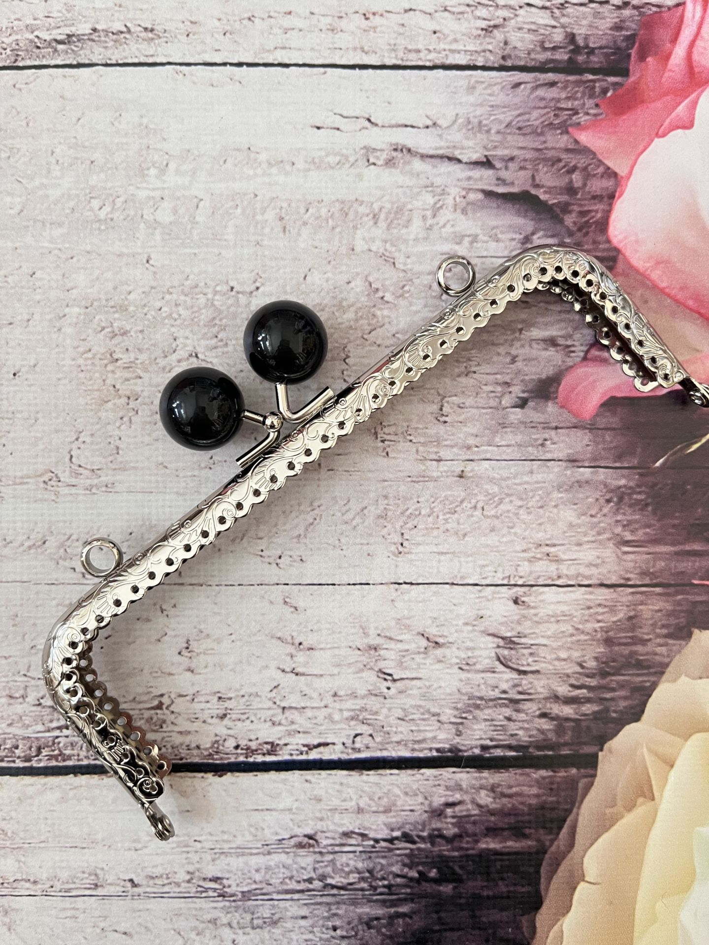 METAL İNCİLİ KARE ÇANTA KLİPSİ 16.5 CM GÜMÜŞ SİYAH