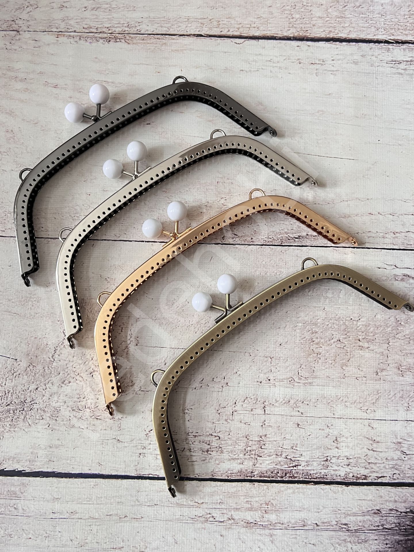 BEYAZ BONCUKLU METAL ÇANTA KLİPSİ 22 CM