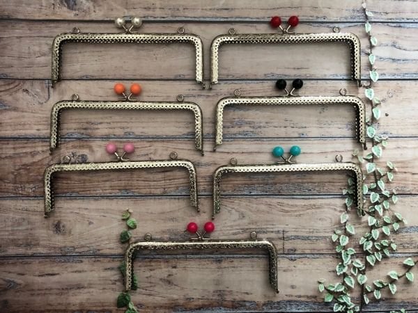 20 CM KARE METAL RENKLİ TOPUZLU ÇANTA KLİPSİ