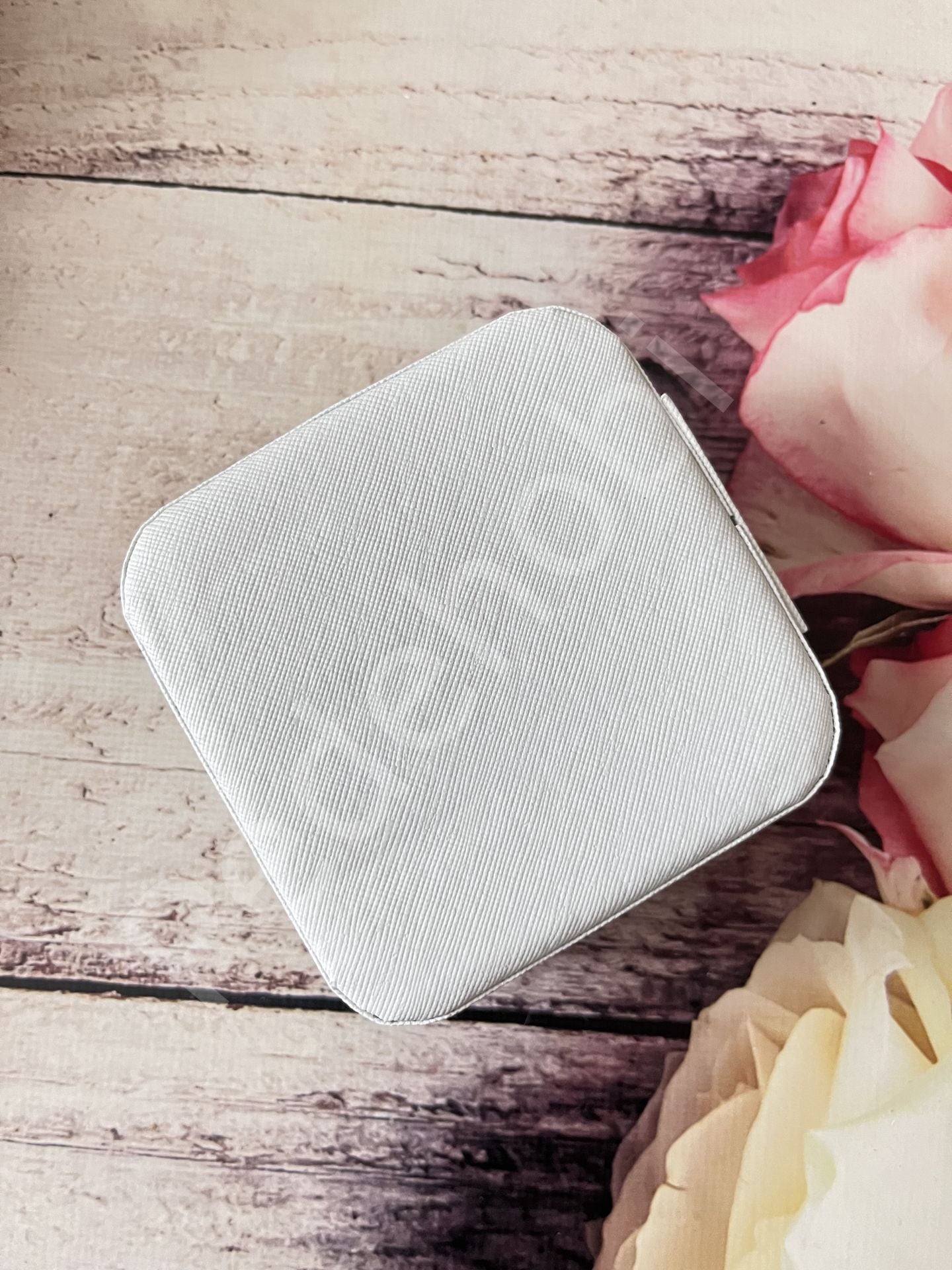 DERİ KUTULU DİKİŞ SETİ BEYAZ