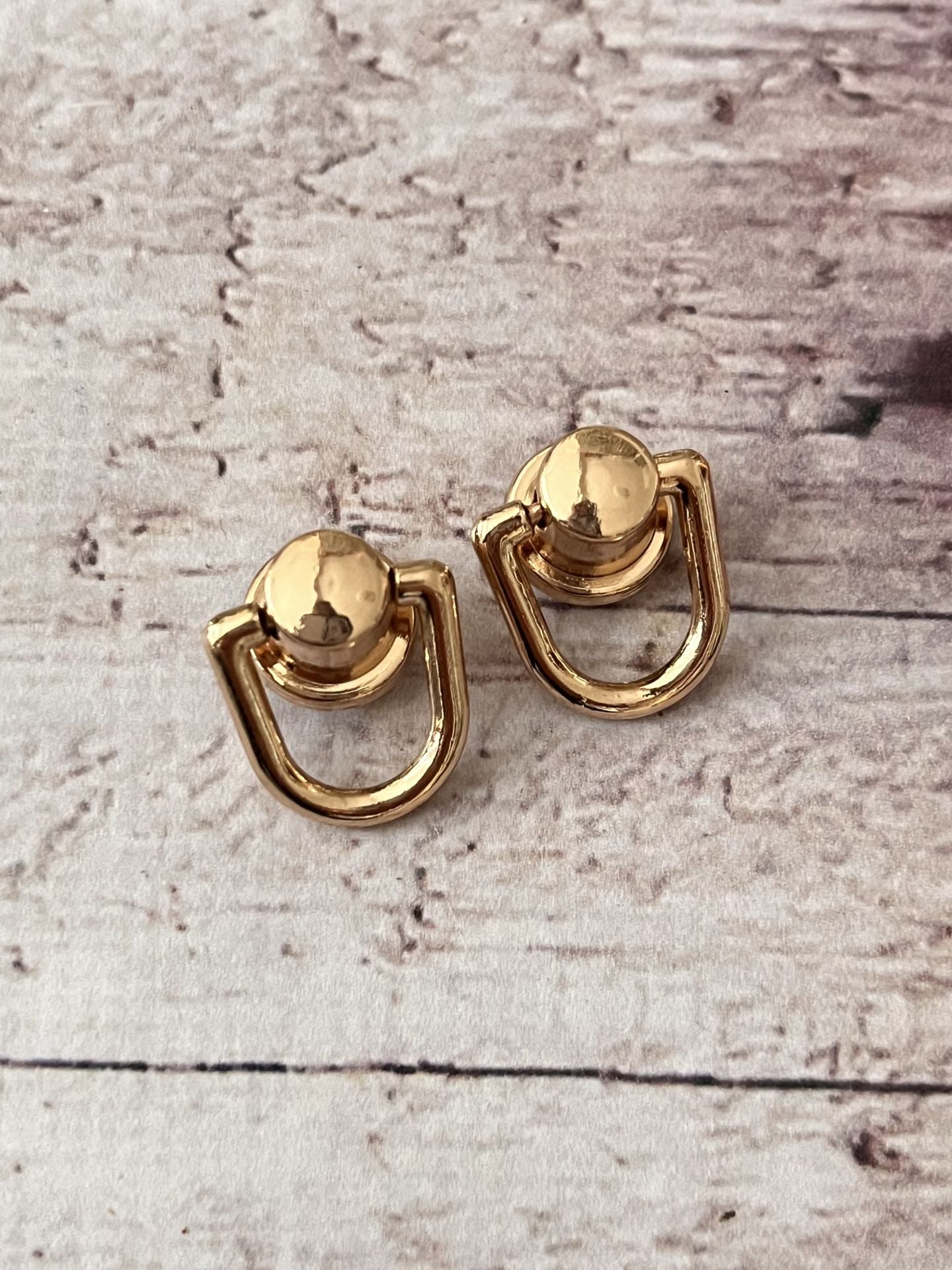 1 CM VİDALI  ASKI YUVARLAK 1 ÇİFT Gold