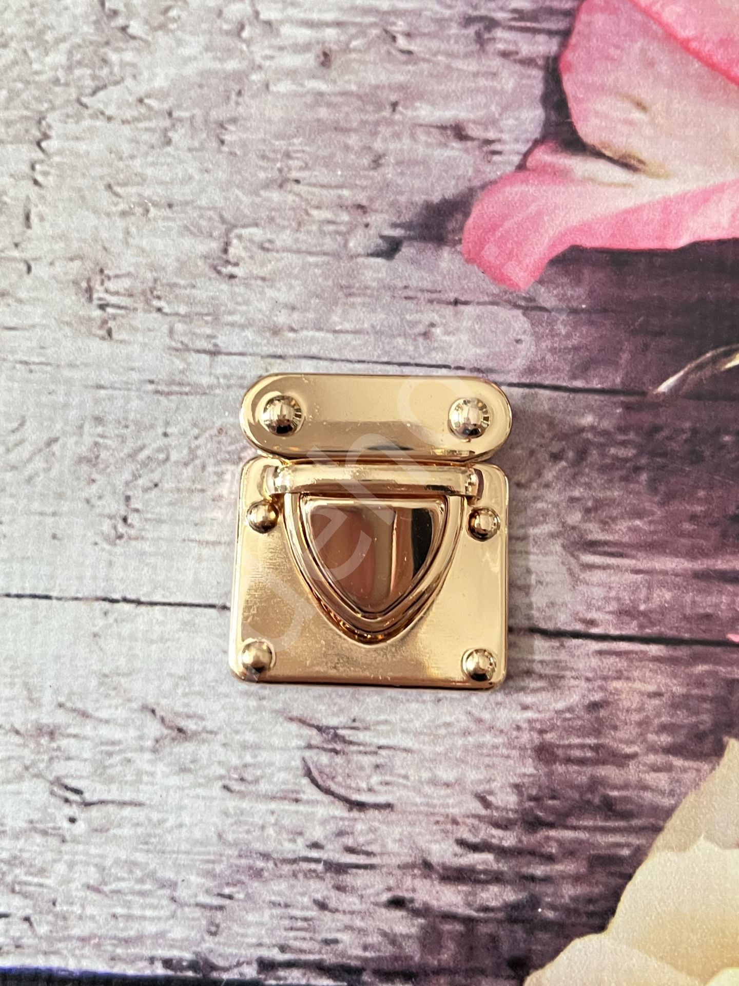 METAL ÇANTA KİLİT 3*3 CM ÜÇGEN GOLD