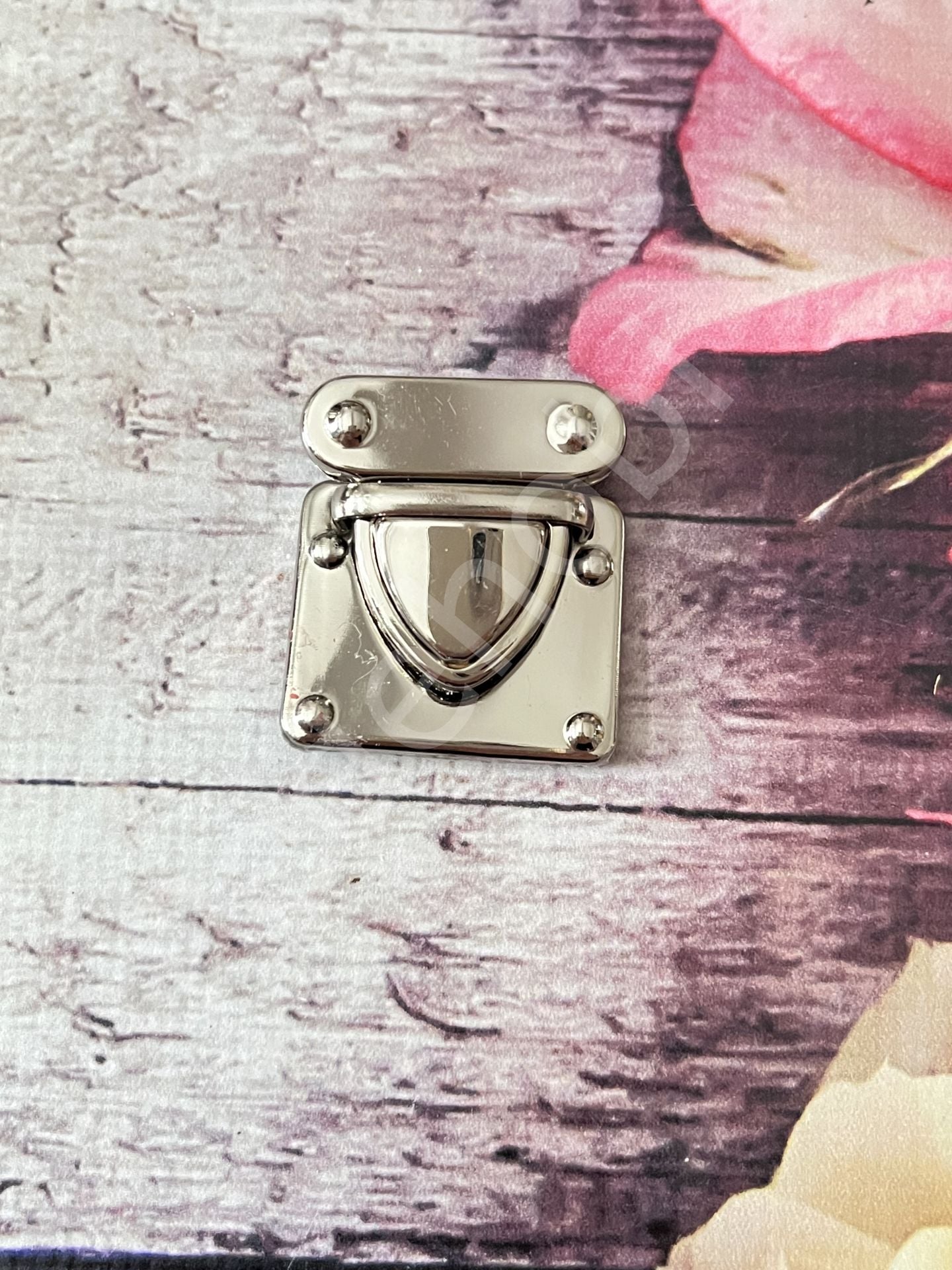 METAL ÇANTA KİLİT 3*3 CM ÜÇGEN GÜMÜŞ