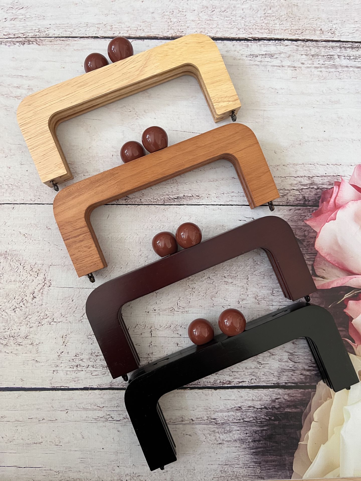 KAHVE BONCUKLU MIKNATISLI AHŞAP BURS 20 CM M-2