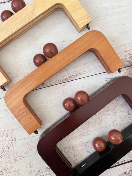 KAHVE BONCUKLU MIKNATISLI AHŞAP BURS 20 CM M-2