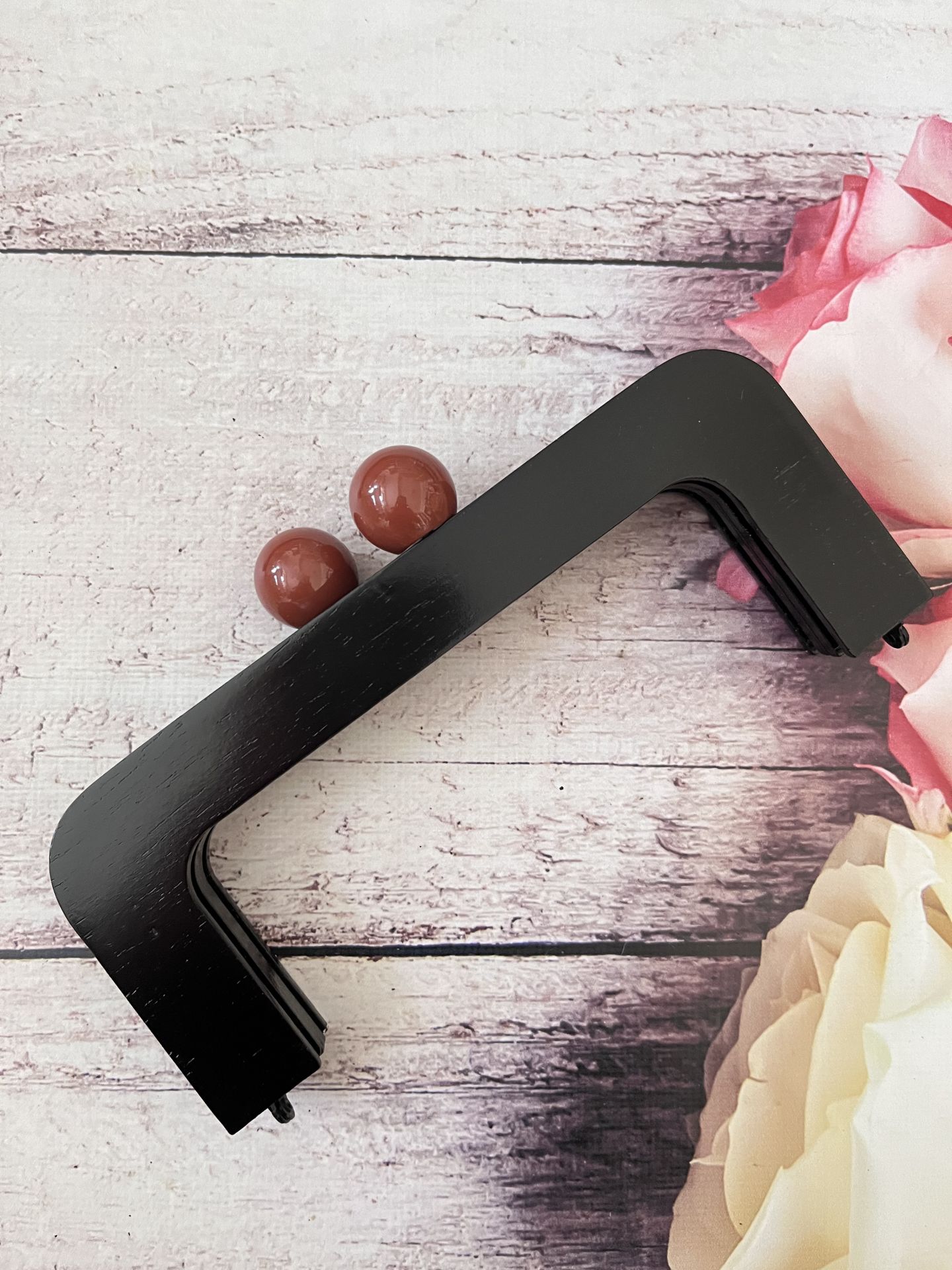 KAHVE BONCUKLU MIKNATISLI AHŞAP BURS 20 CM M-2 siyah