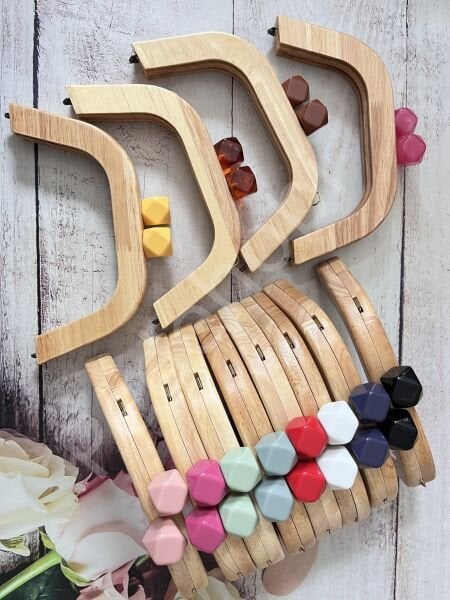 YENİ MODEL SİLİKON BONCUKLU MIKNATISLI AHŞAP BURS 22 CM