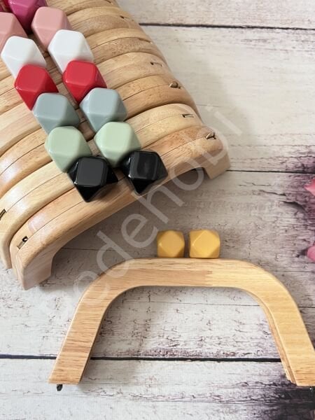 YENİ MODEL SİLİKON BONCUKLU MIKNATISLI AHŞAP BURS 22 CM