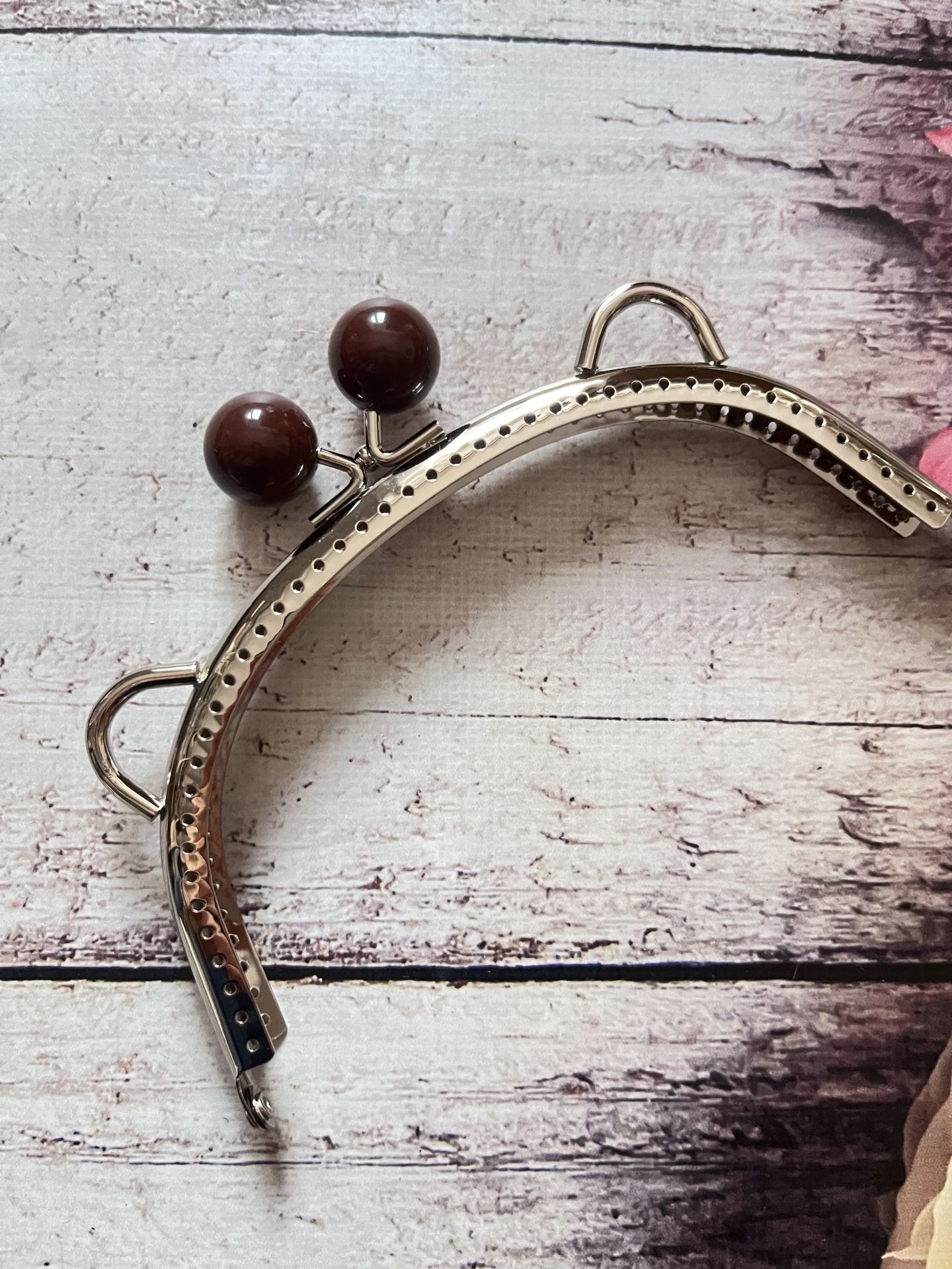 16 CM KAHVE BONCUKLU ÇANTA KLİPSİ Gümüş