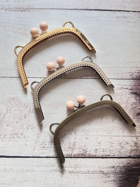 18 CM PEMBE BONCUKLU ÇANTA KLİPSİ