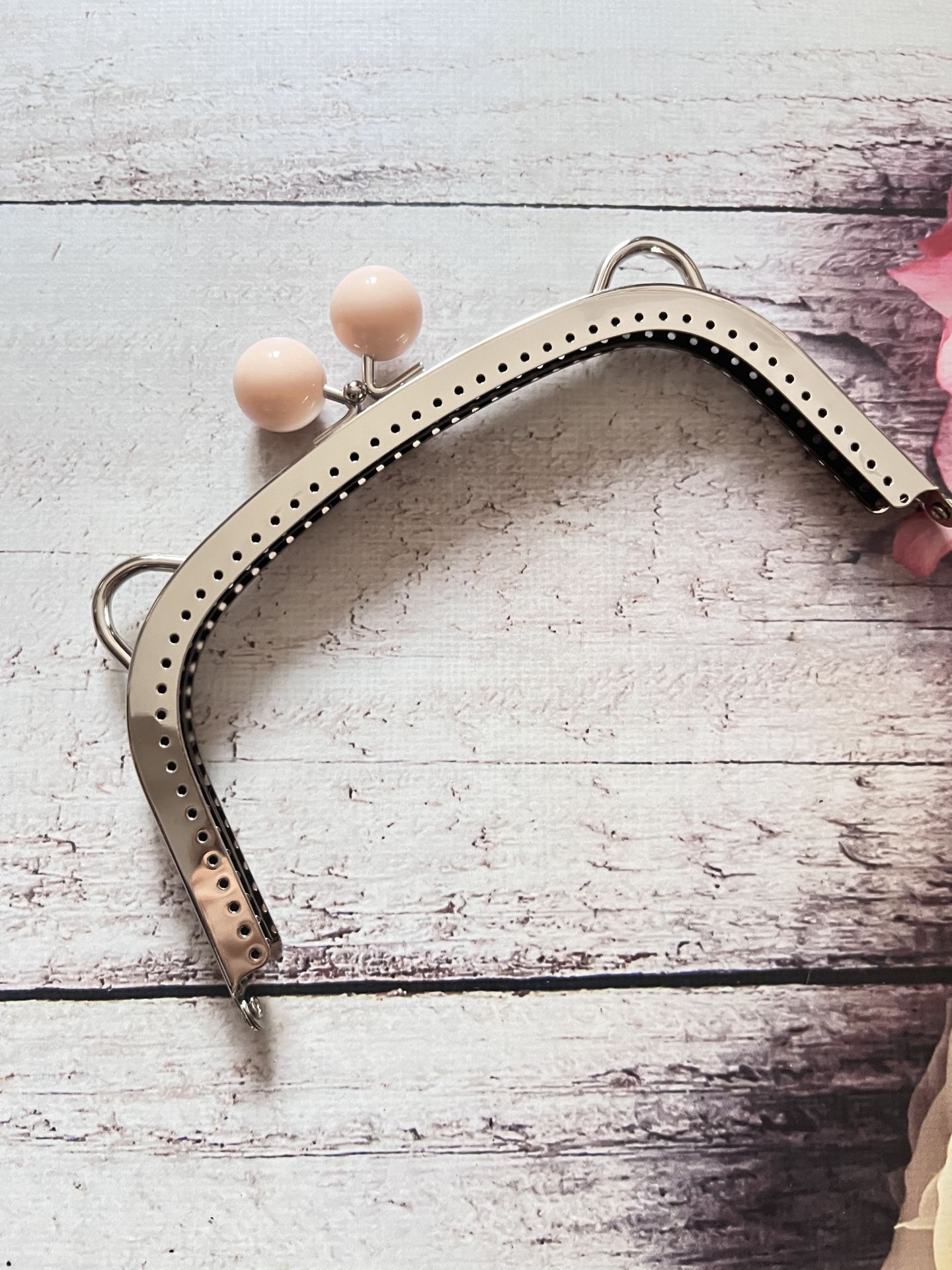 18 CM PEMBE BONCUKLU ÇANTA KLİPSİ Gümüş