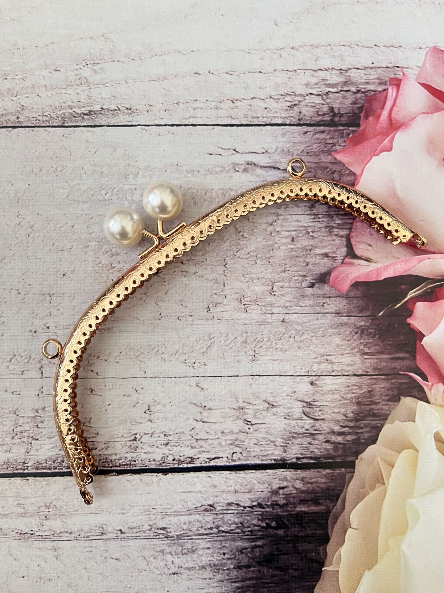 METAL İNCİLİ OVAL ÇANTA KLİPSİ 20.50 CM GOLD BEYAZ TOKALI