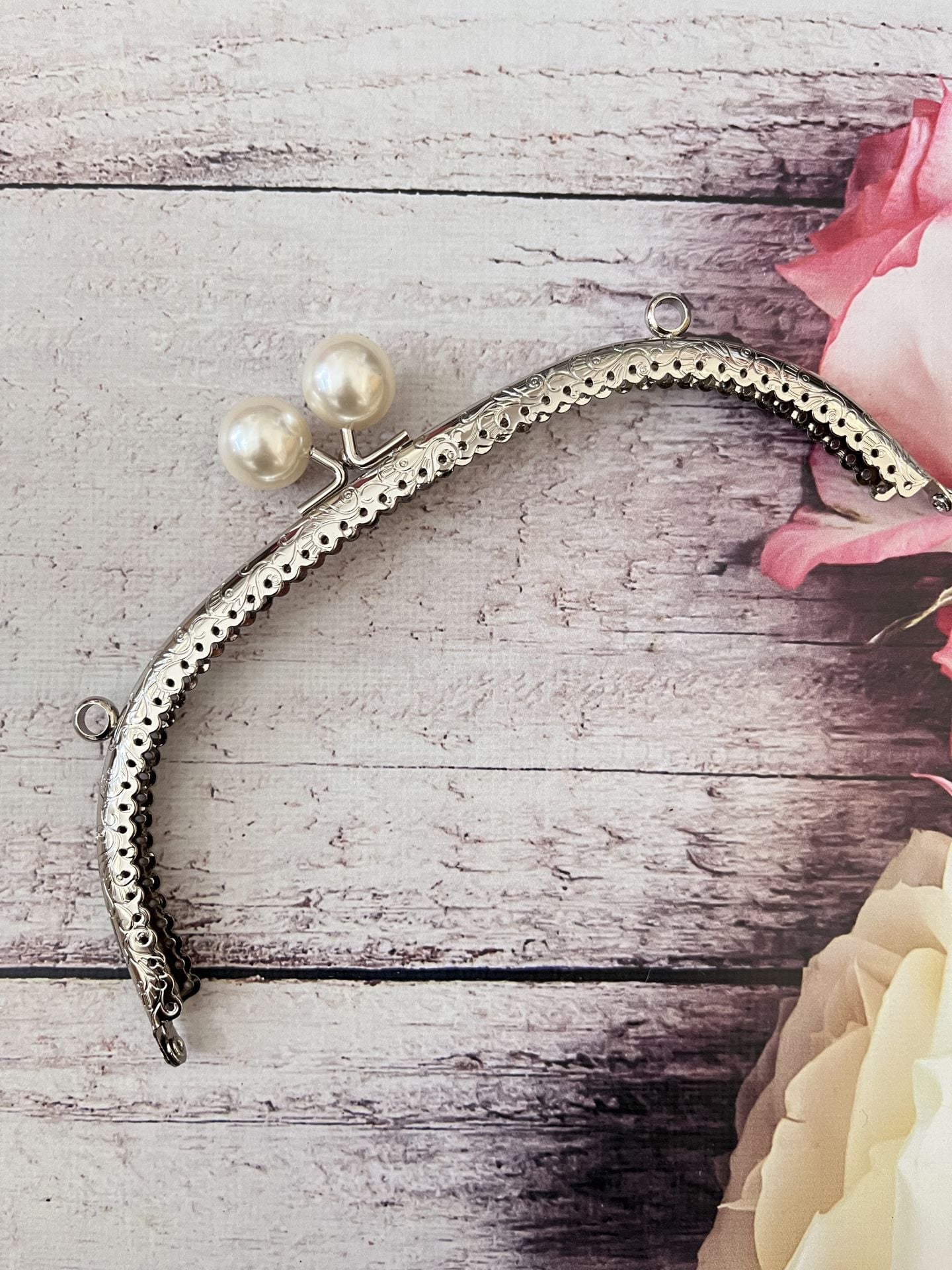 METAL İNCİLİ OVAL ÇANTA KLİPSİ 20.50 CM GÜMÜŞ BEYAZ TOKALI