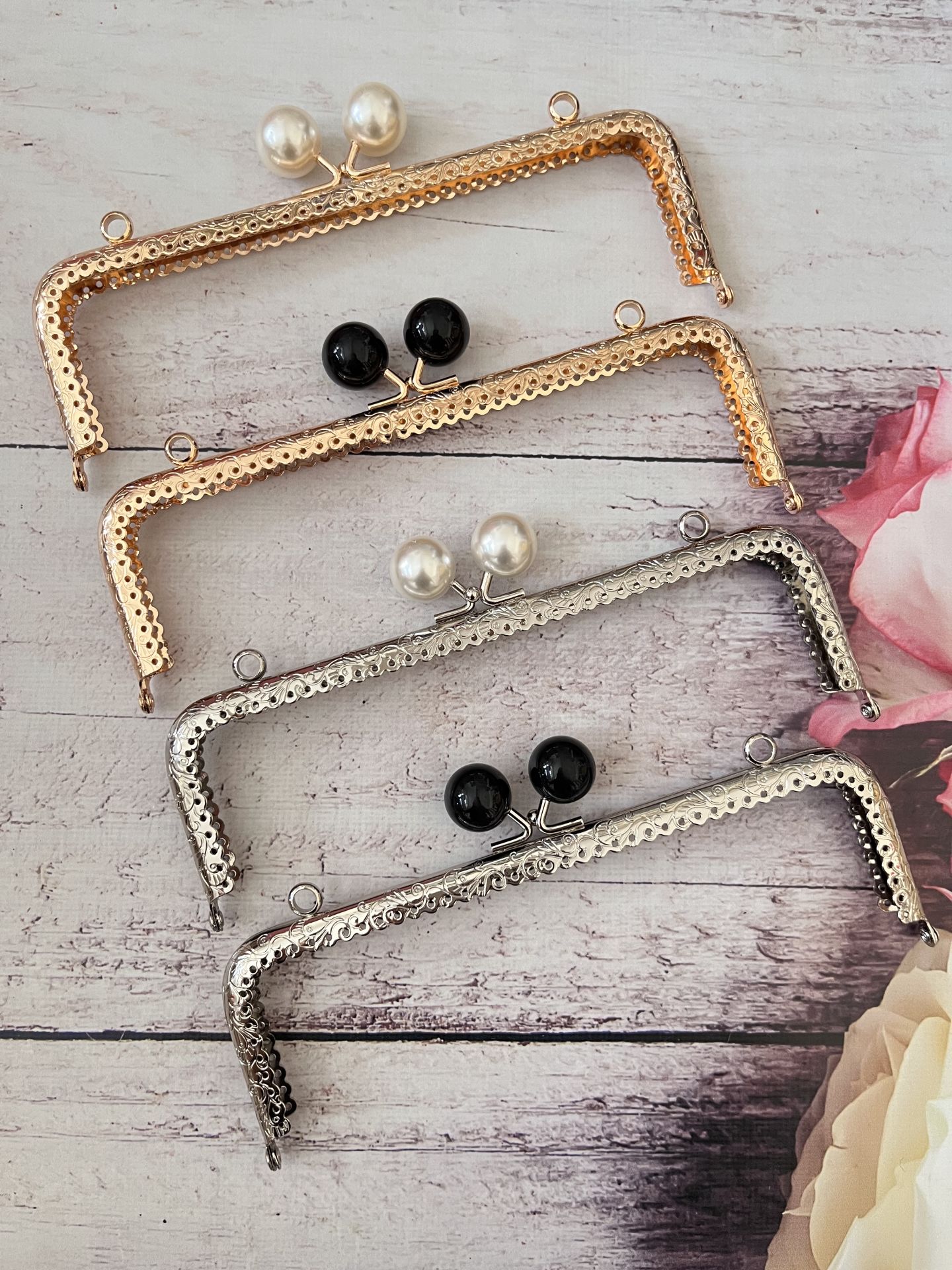 METAL İNCİLİ KARE ÇANTA KLİPSİ 20.50 CM