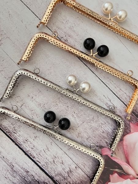 METAL İNCİLİ KARE ÇANTA KLİPSİ 20.50 CM GÜMÜŞ SİYAH TOKALI