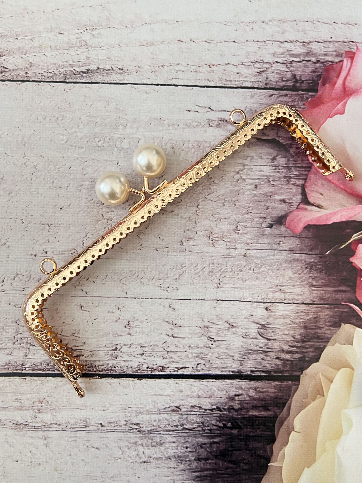 METAL İNCİLİ KARE ÇANTA KLİPSİ 20.50 CM GOLD BEYAZ TOKALI