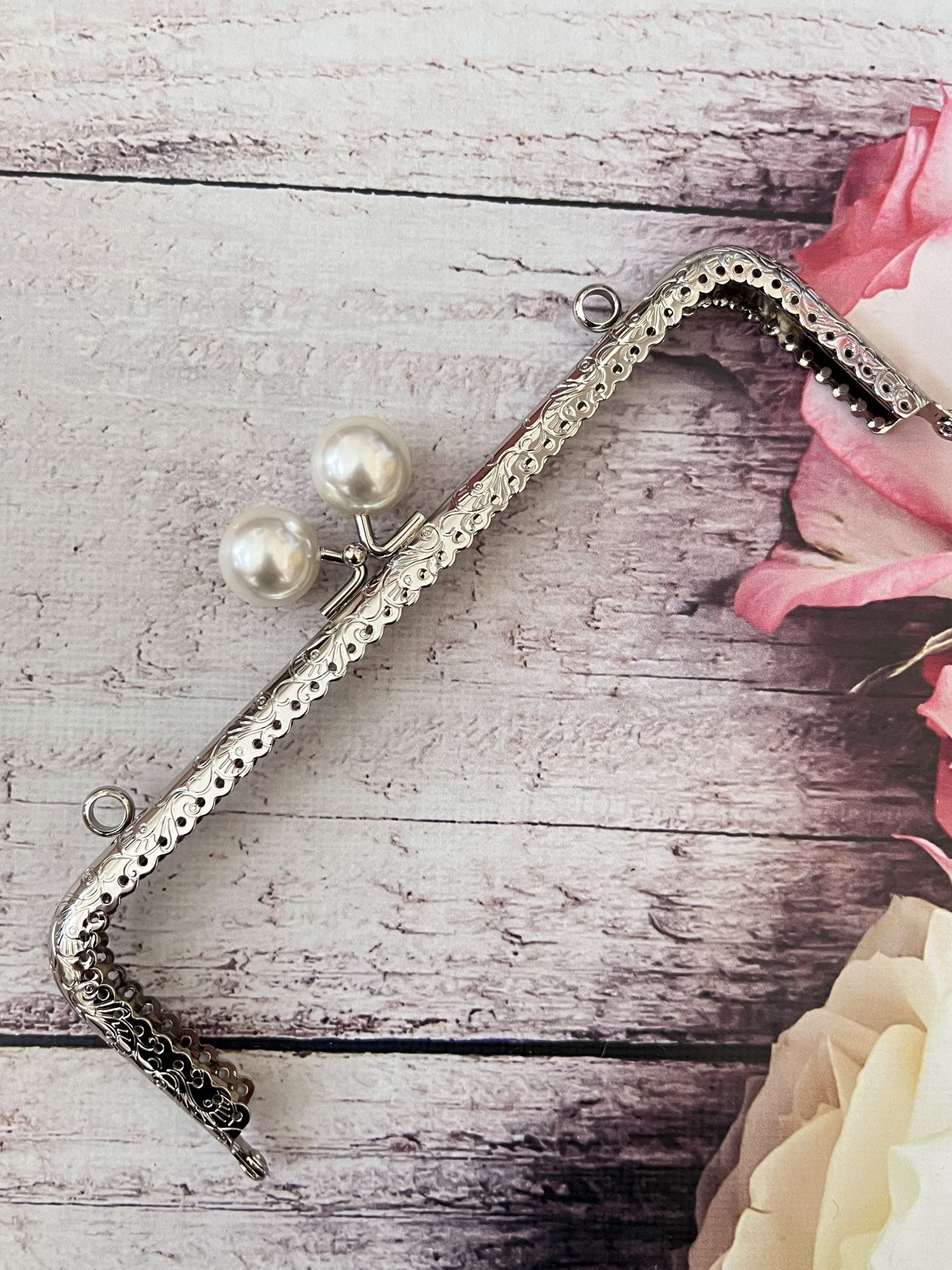 METAL İNCİLİ KARE ÇANTA KLİPSİ 20.50 CM GÜMÜŞ BEYAZ TOKALI