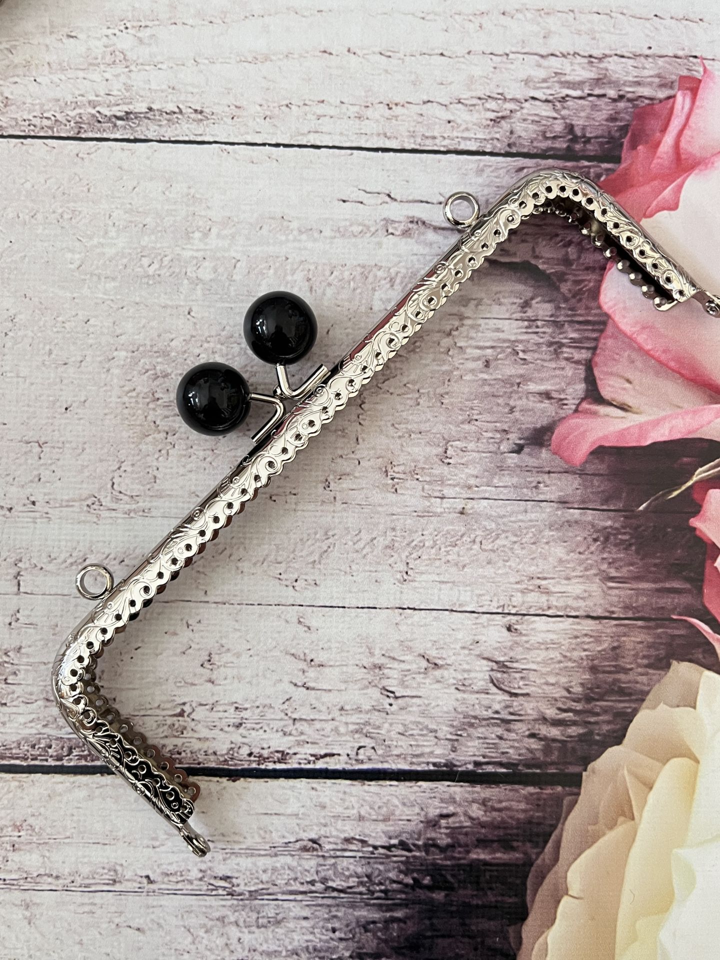METAL İNCİLİ KARE ÇANTA KLİPSİ 20.50 CM GÜMÜŞ SİYAH TOKALI