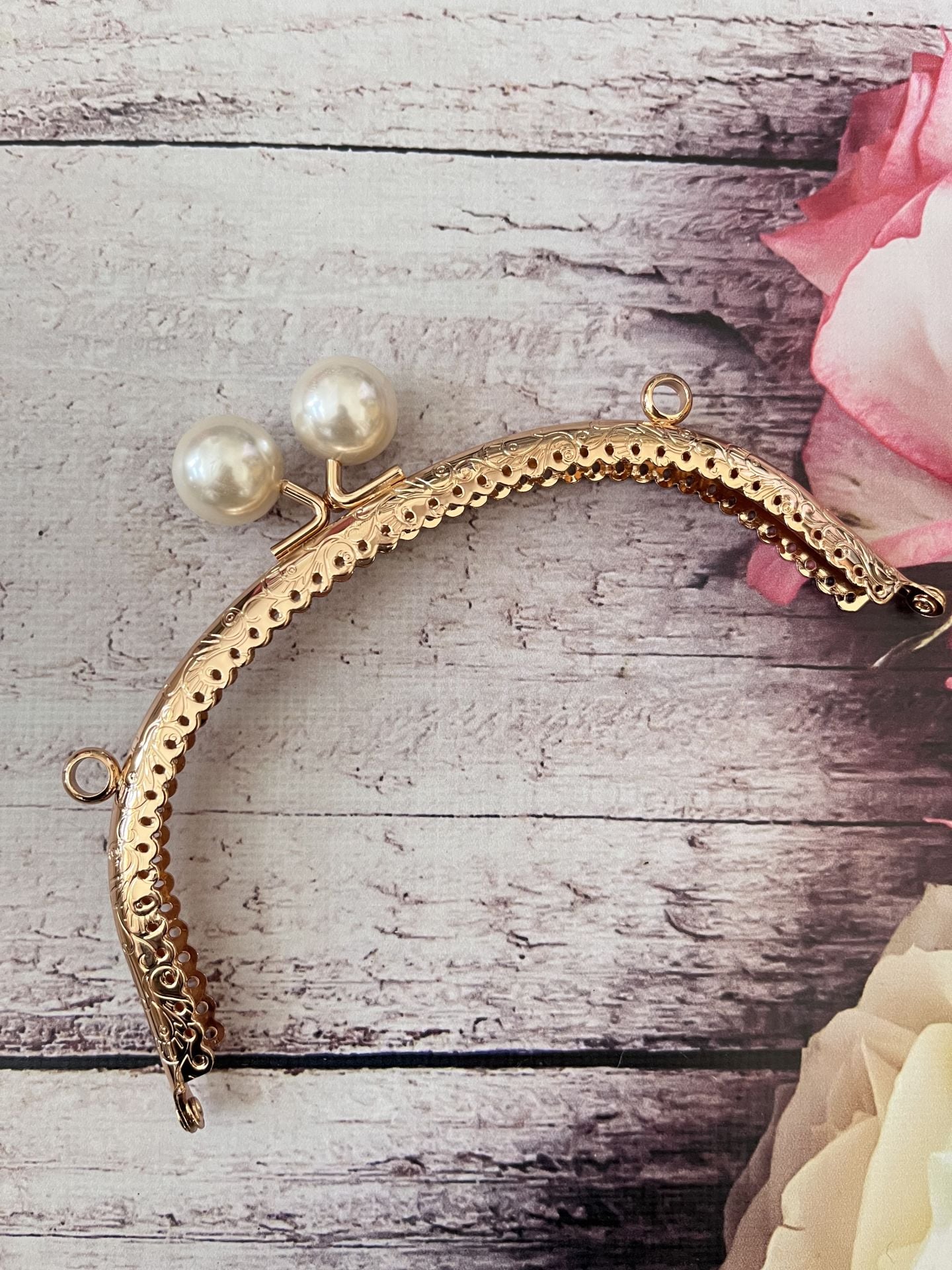 METAL İNCİLİ OVAL ÇANTA KLİPSİ 16.50 CM GOLD BEYAZ TOKALI