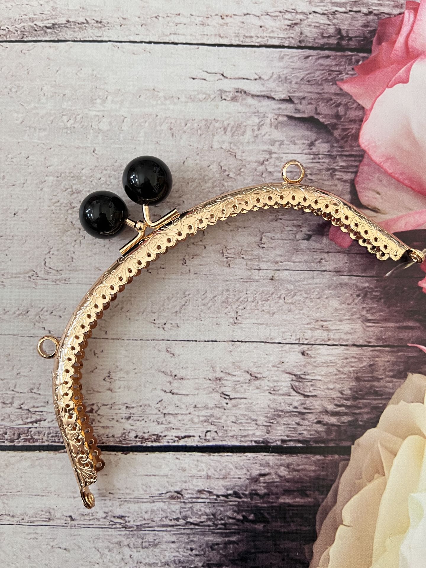 METAL İNCİLİ OVAL ÇANTA KLİPSİ 16.50 CM GOLD SİYAH TOKALI