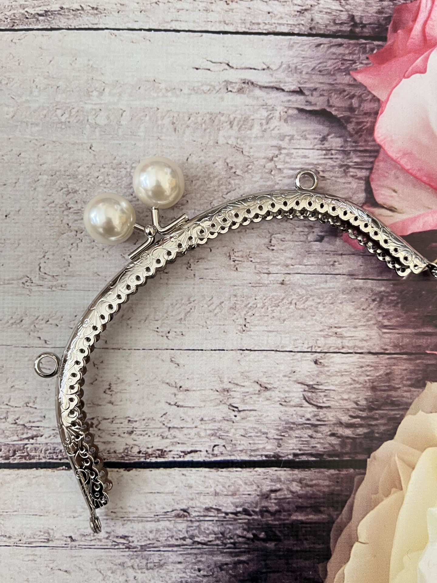 METAL İNCİLİ OVAL ÇANTA KLİPSİ 16.50 CM GÜMÜŞ BEYAZ TOKALI
