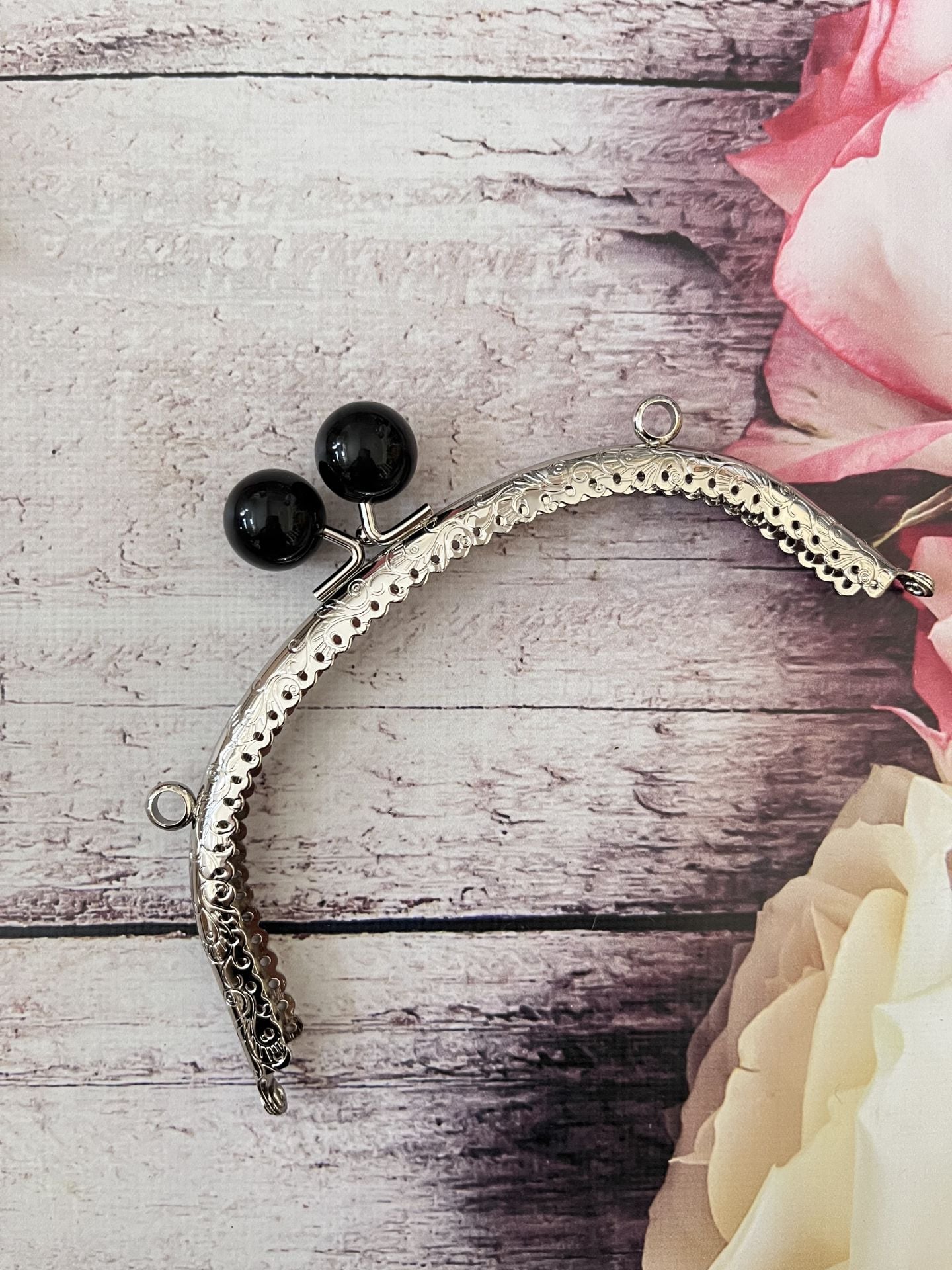 METAL İNCİLİ OVAL ÇANTA KLİPSİ 16.50 CM GÜMÜŞ SİYAH TOKALI