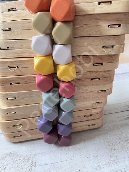 SİLİKON BONCUKLU MIKNATISLI AHŞAP BURS 20 CM M-20