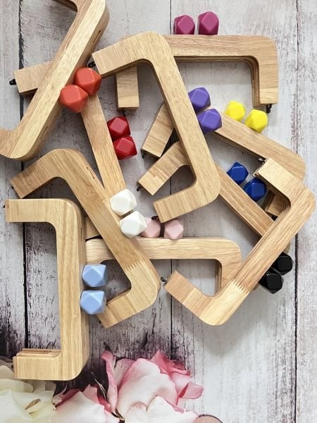 SİLİKON BONCUKLU MIKNATISLI AHŞAP BURS 20 CM M-20